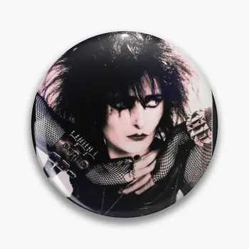 Siouxsie Sioux Siouxsie In Banshe 【Prilagodljiv】Mehko Gumb Pin Broška Značko Darilo Smešno River Pin Dekor Nakit Ljubimec Klobuk